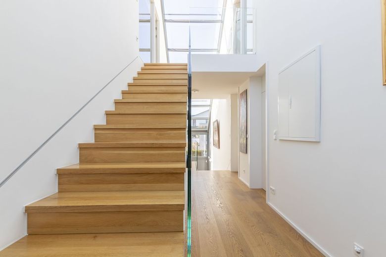Killesberg: A+Traumhaus für modernes zukunftssicheres Wohnen – Treppenaufgang ins DG