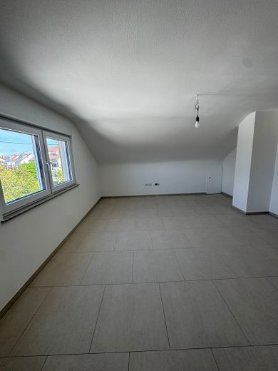 Erstbezug nach Kernsanierung: Moderne 3-Zimmer-Dachgeschosswohnung mit neuer Einbauküche – Wohnzimmer