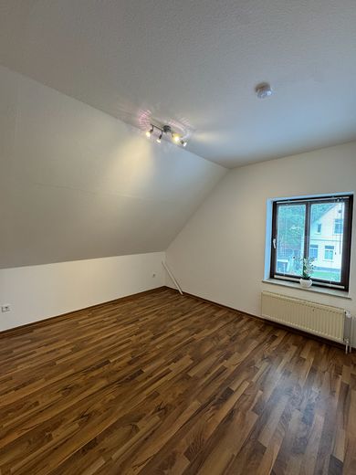 Von Privat, 2 ZKB + offenes Studio, Abst.-R., EBK, Waschtrockner, 1. OG, Carport mit AR, Terrasse – Schlafzimmer