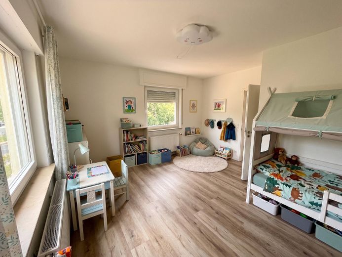 Eerste bewoning na grondige renovatie: lichte 3-kamerwoning met inbouwkeuken, balkon & garage – Variante Kinderzimmer (KI)