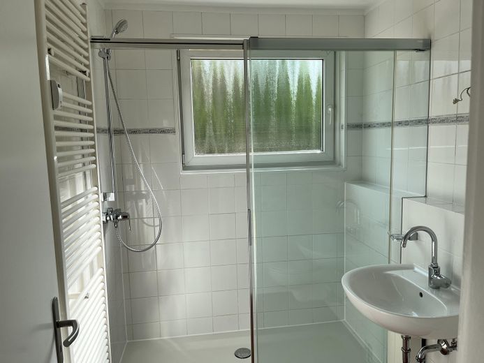 Top renovated 2-room apartment with balcony, car parking space - ready to move in immediately – Foto 7