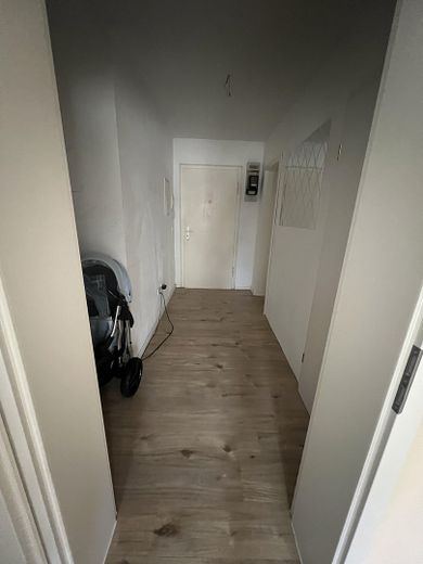 Schöne 2-Zimmer-Wohnung in Stuttgart mit Einbauküche, Balkon und Keller – Flur