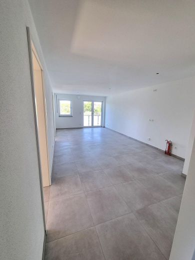 Neubau v. Privat - traumhafte 2-Zi-Whg. mit Garten und Aufzug - Bergblick – Blick in den Wohnbereich
