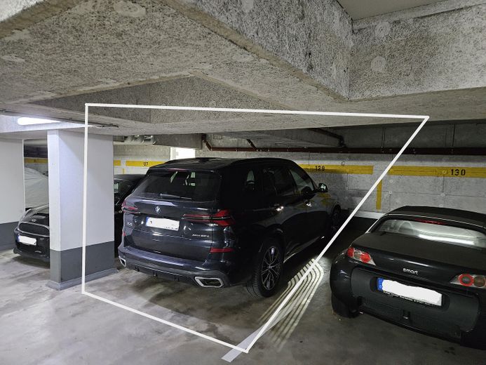 Appartamento arredato di 2 locali con balcone, posto auto TG e WLAN – ideale per expat – Stellplatz in Tiefgarage