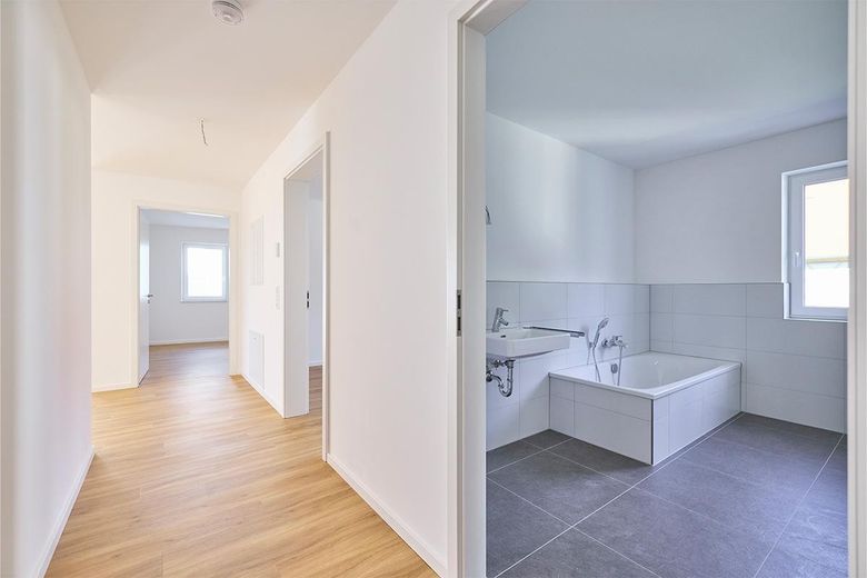W8 Obergeschoss | 3 Zimmer | 87,36 qm in Krumbach (W8) – Blick in den Flur + Badezimmer