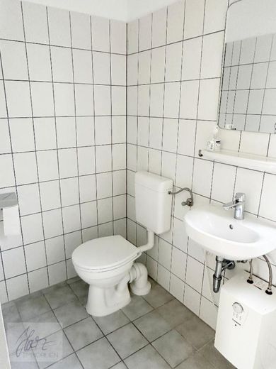 ***UNITÉ COMMERCIALE INONDÉE DE LUMIÈRE DANS LE PARC COMMERCIAL À NÜNCHRITZ*** - emplacement parfait pour votre activité ! – Toilette mit Waschbewcken und WC
