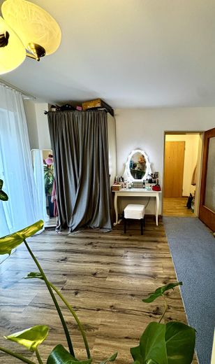 1,5 Zimmerwohnung mit Balkon, Aufzug und Garagenstellplatz in Blaustein-Klingenstein – Zimmer
