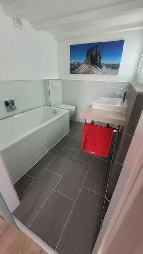 Moderne Maisonette „Am Weinfass“: Komplett renoviert mit flexiblem Wohnkonzept – Glasfliesen & Badewanne