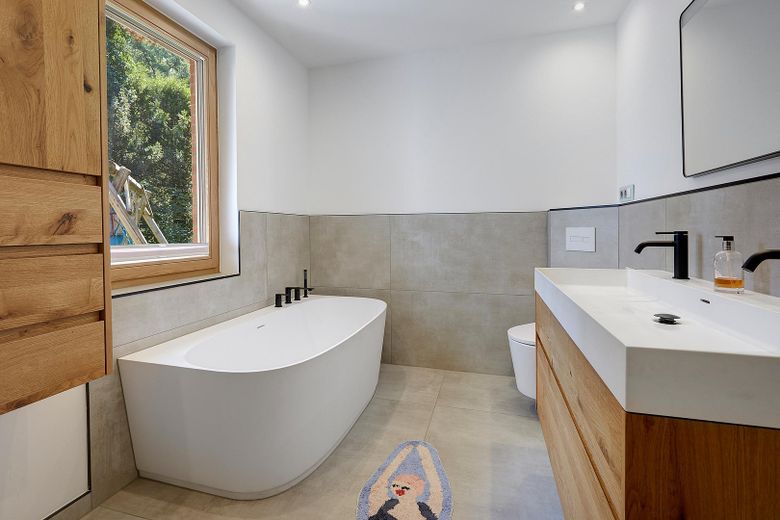 Ampliada en 2026: casa familiar de 298 m² en una parcela de 1.786 m² en Hamburg-Rissen | sin comisión – Neues Vollbad mit Wanne
