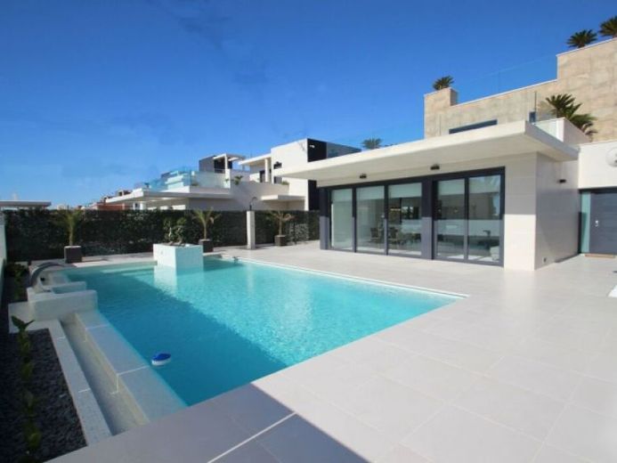 Exklusive Villen mit 4 Schlafzimmern, 4 Bädern, Dachterrasse und Privatpool nur 600 m vom Strand – Foto 1