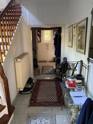 Einfamilienhaus in kühlem Garten – Flur