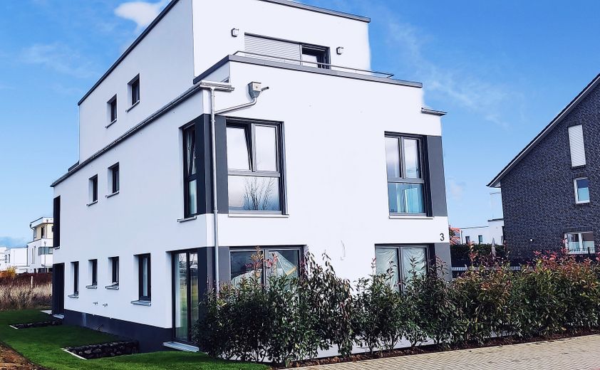 Exklusive Wohnlage - Neubau DHH in Hochheim - Don’t miss out this stunning opportunity – Der Blick von der Straße
