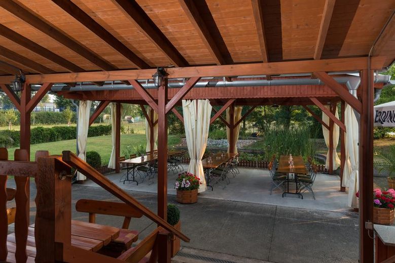 Große Gewerbe- oder Wohnimmobilie in 03222 Lübbenau-Spreewald – Biergarten