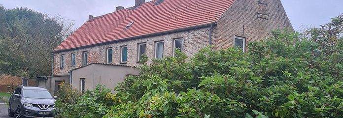 Investmentchance auf Rügen: Mehrfamilienhaus + ca. 3.087 m² Grundstück, Wasser-/Ostseenähe – Totalansicht