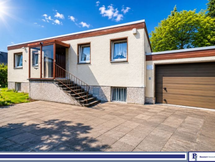 Familienidylle in Britz: Bungalow mit Sauna, Pool und vielseitigem Kellerbereich – Foto 1