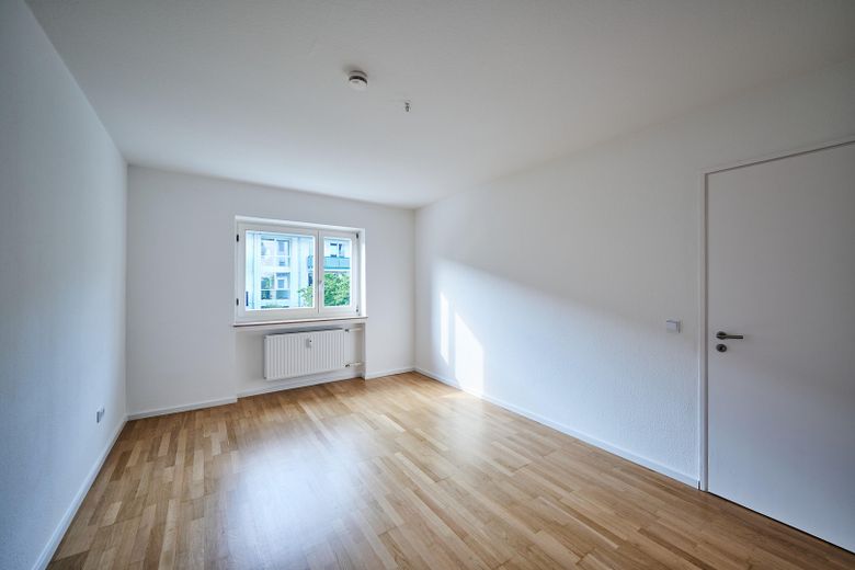 Helle 3 Zimmer am Waldstreifen — Balkon, TG-Stellplatz, bezugsfrei & provisionsfrei – Ruhiges Schlafzimmer