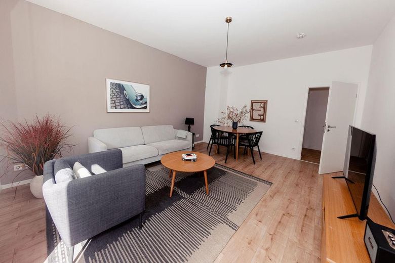 ¡Sin comisión! Tu hogar en Charlottenburg: luminoso apartamento de 3 habitaciones con balcón, cocina equipada y ascensor – Wohnzimmer