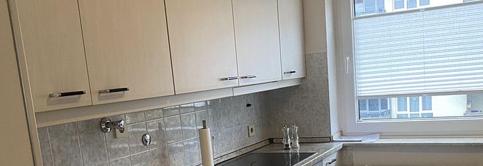 Einbauküche mit großem Fenster