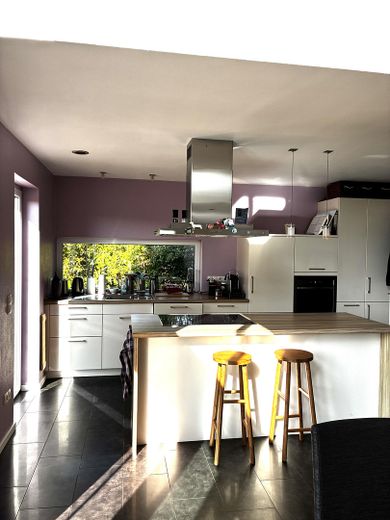 Casa moderna con un gran jardín – Küche