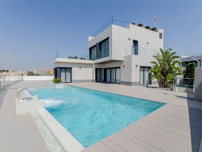 Exklusive Villen mit 3 Schlafzimmern, 3 Bädern, 1 Gäste-WC, Dachterrasse und Privatpool nur 600 m vom Strand – Foto 1