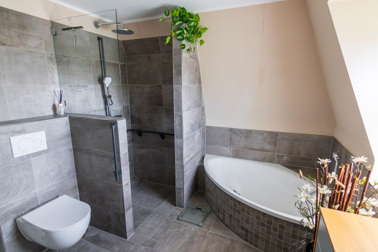 begehbare Dusche und Wanne