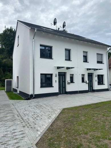 Einfamilienhaus / Doppelhaushälfte/Familien – Eingang vorne