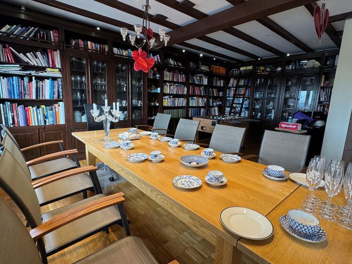 Wohnzimmer mit Bibliothek