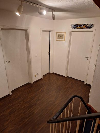 TOP LAGE LAUFAMHOLZ: LAUFEND UND UMFANGREICH MODERNISIERTES -- 6-ZIMMER-RMH MIT EINZELGARAGE. – Flur 1ter Stock
