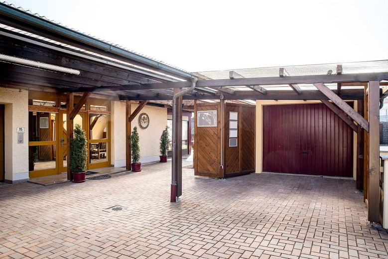 Charmantes Einfamilienhaus mit Garten und drei Garagen in Roding-Wetterfeld – Foto 2