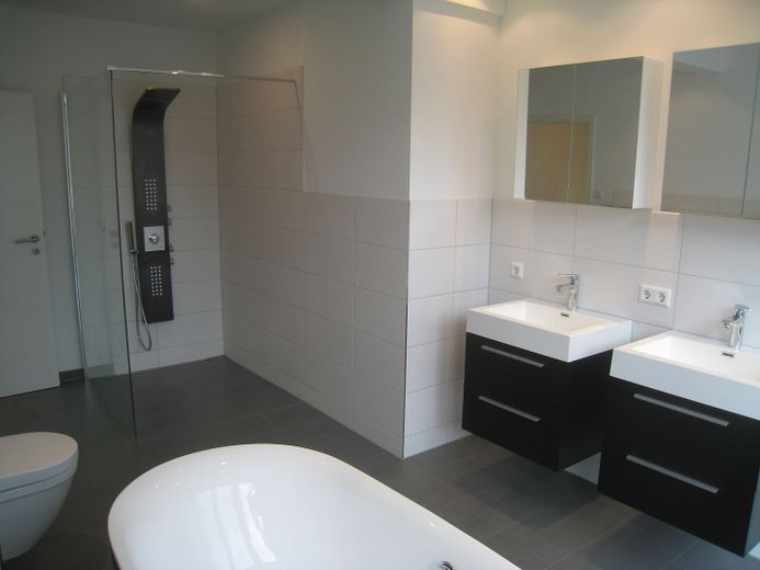 Bad mit Doppelwaschbecken.