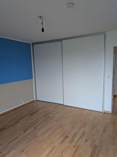 Geniş bir sıra evin son ünitesi, güney terası ve 3 yatak odasıyla sakin konumda – Zimmer 2, Einbauschrank