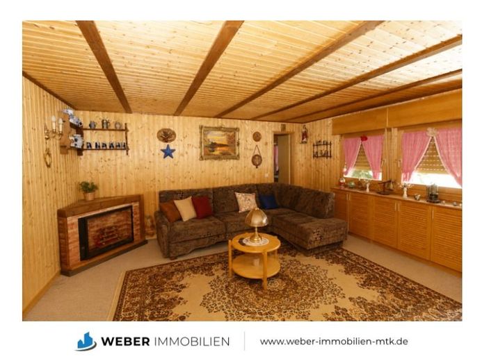 Verkauf im Bieterverfahren +++ provisionsfrei +++Sanierungsobjekt mit Ausbaupotenzial in Hattersheim – Wohnzimmer Gartenhaus KI generiert