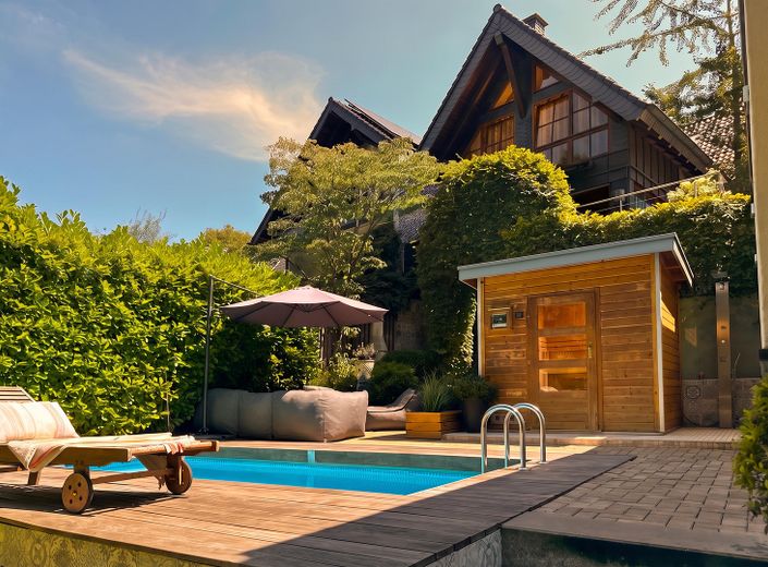 Architektur trifft Privatsphäre – besonderes Einfamilienhaus mit Pool, Sauna und Garten im Grünen – Gartenansicht