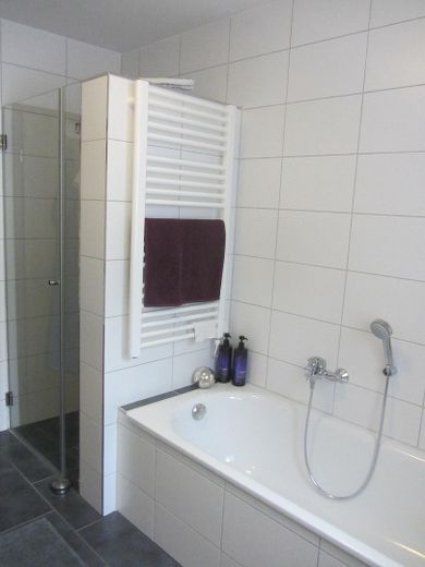 Appartement moderne de 3 pièces avec prestations haut de gamme, balcon et deux carports – Badezimmer_2