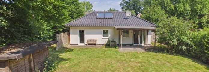 Abitare su un unico livello – bungalow moderno con straordinario paradiso verde
