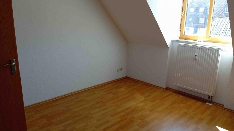 Bellissimo appartamento di 2 locali più studio e posto auto sotterraneo a ER-Tennenlohe – Schlafzimmer links