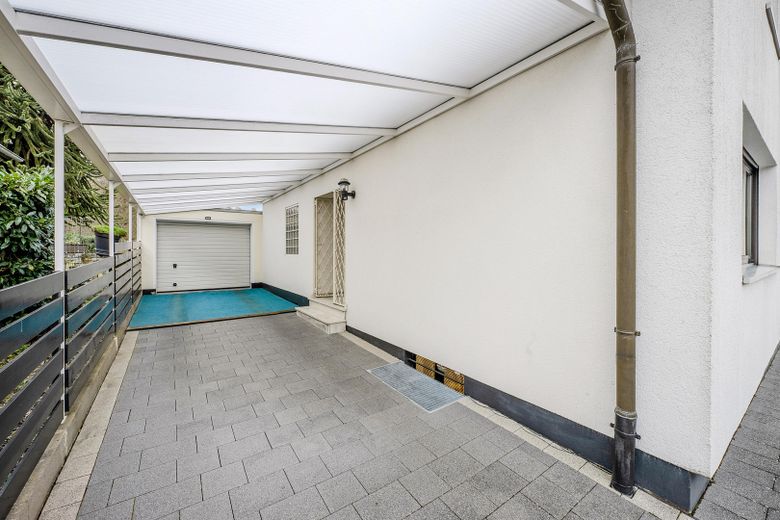 Garage und überdachte Einfahrt