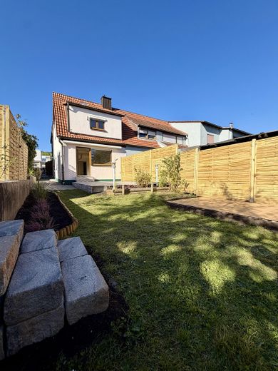 منزل شبه منفصل مُجدّد بحديقة – 100 م² مساحة سكنية، مرآب في تسيرندورف – Garten mit Terrassen