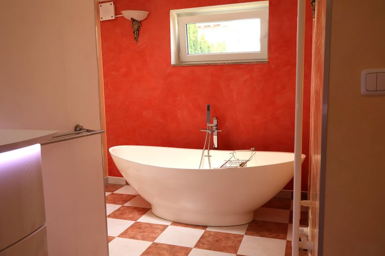 Hell geschnittene 105 m² Einliegerwohnung mit Terrasse & Wohnküche – Badezimmer