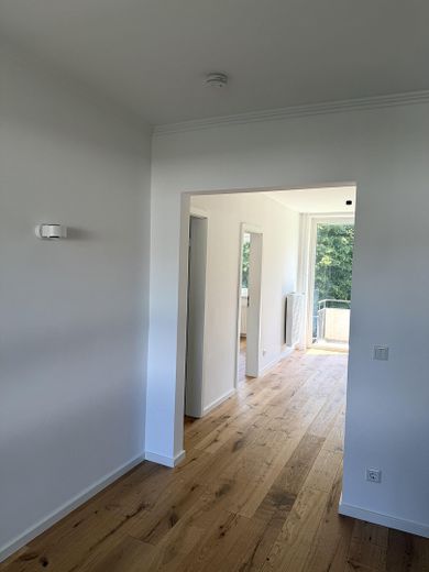 Erstbezug nach Sanierung: gut geschnittene Wohnung in gepflegtem Mehrfamilienhaus in ruhiger Lage – Wohnzimmer