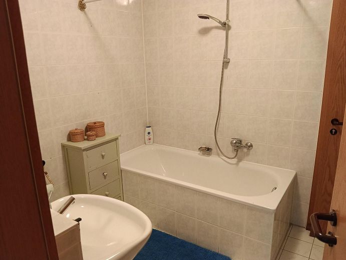 2 Zimmer Erdgeschoß mit kl. Terrasse – Bad
