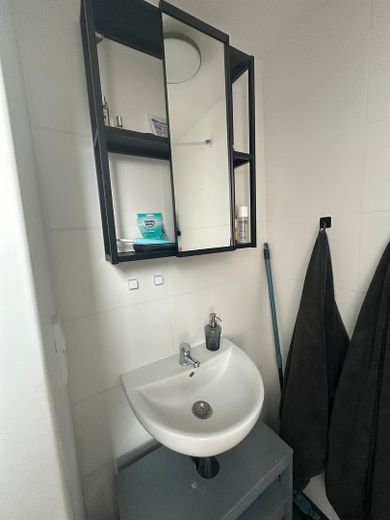 renovated 2-room apartment in Bockenheim – Bad