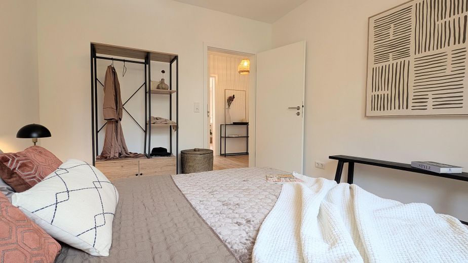 Licht 3-kamerappartement, volledig gerenoveerd, met balkon bij het stadspark en parkeerplaats in de ondergrondse garage – Schlafzimmer