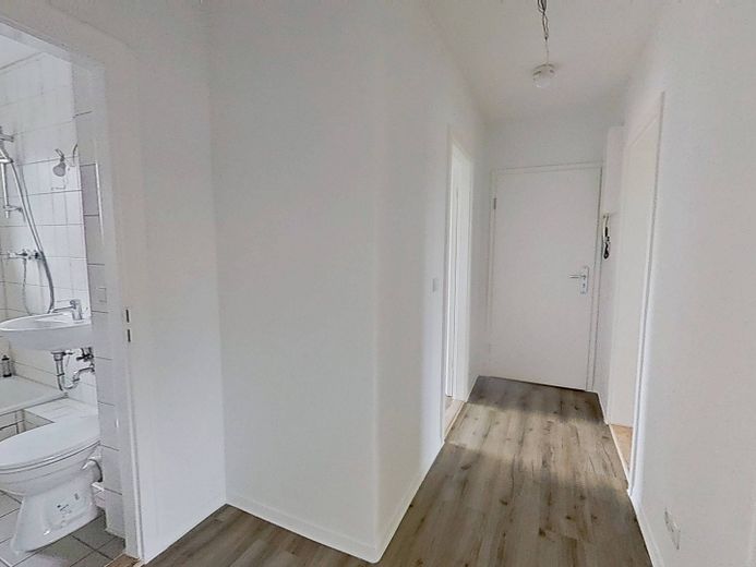 Tee aufbrühen, Füße hochlegen, Kaltmiete sparen: Moderne 2-Zimmer-Wohnung mit BALKON – Flur