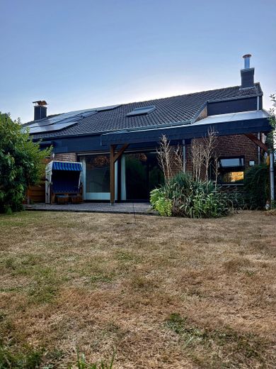 Provisionsfrei: Doppelhaushälfte mit 137 m², Garten und Garage in Erkelenz – Garten | Hausansicht