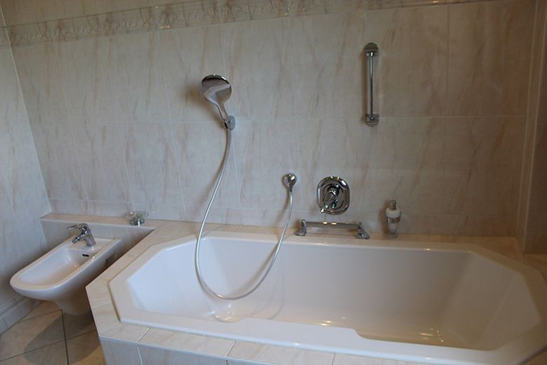 Zweifamilien-Wohnhaus in der Kleinstadt Leun im Lahn-Dill-Kreis. Der Kaufpreis ist verhandelbar. – EG Badezimmer mit Bidet