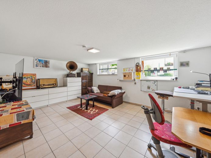 tagesbelichteter Kellerraum