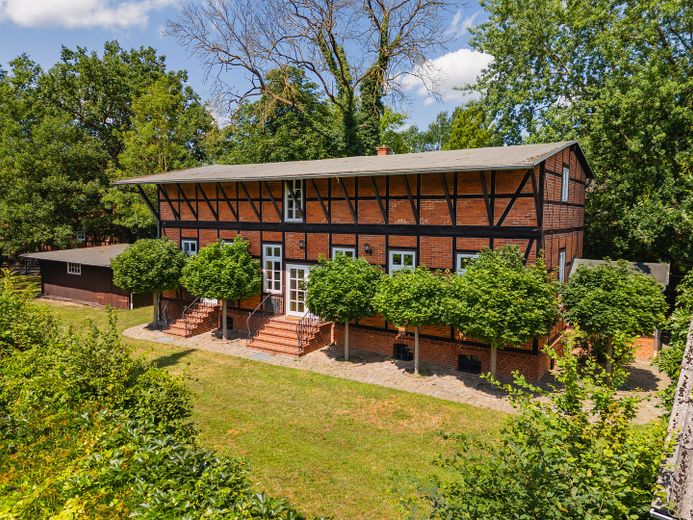 Exkl. Anwesen, Family-Office oder Pferdehof nur 64 km von Hamburg - max. bis 30 ha Eigenland möglich – Kornspeicher mit Grundstück