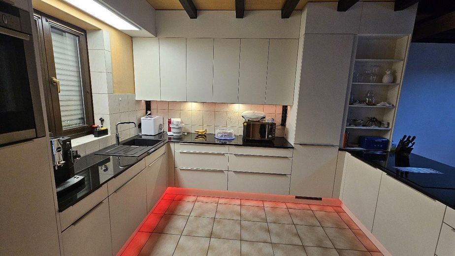 Modernisiertes Maisonette-Reihenhaus mit PV-Anlage, Marmorbad & Sommergarten – EInbauküche von 2023