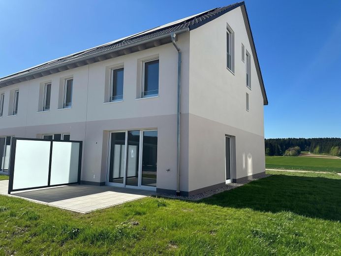 Einziehen & Wohlfühlen: Erstbezug 137m² mit Terrasse, Garten, Carport & Stellplatz in VS – Hausansicht